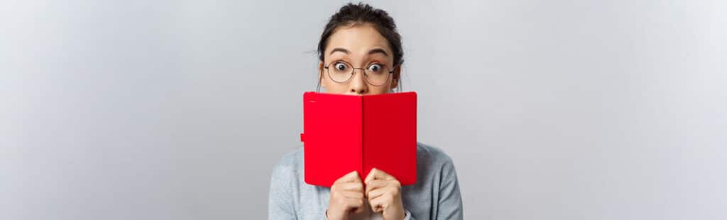 תלמידה לומדת לפסיכומטרי ולבגרויות קידום